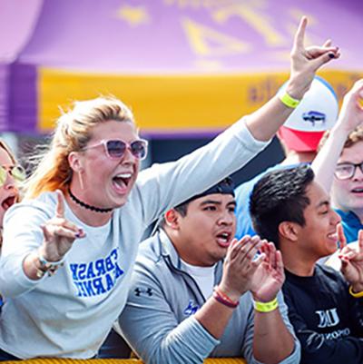 365体育 students cheering on the Lopers at a football game